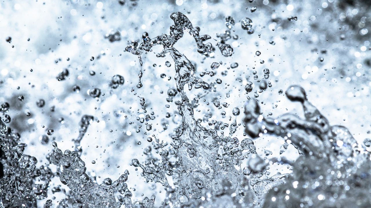 High-speed photo capturing water droplets mid-air in vivid detail.